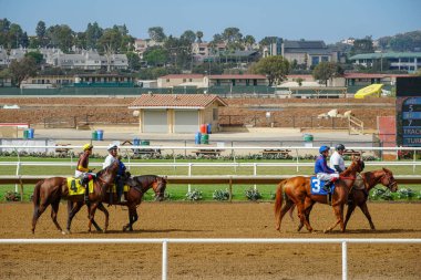 Del Mar yarış pistinde yarış için hazırlanıyor yarış pistinde jokeyler ile Atlar. San Diego'da. California. Abd.