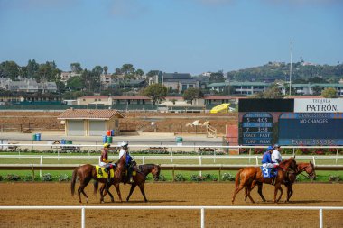 Del Mar yarış pistinde yarış için hazırlanıyor yarış pistinde jokeyler ile Atlar. San Diego'da. California. Abd.
