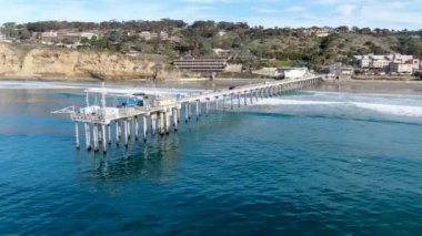 Oşinografi scripps iskele enstitüsü havadan görünümü, La Jolla, San Diego, California, ABD. Araştırma iskelesi okyanus koşulları ve deniz biyolojisi üzerinde çalışmak için kullanılır. Sahilde lüks villa ile İskele.
