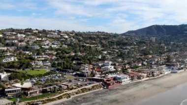 La Jolla, San Diego, Kaliforniya, ABD'nin kıyı şeridi ve kasabasının havadan görünümü. deniz sınırında vadi ve lüks villaüst görünümü.