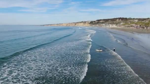 Vista Aérea Costa Jolla Com Pessoas Nadando Surfando Desfrutando Pequenas — Vídeo de Stock