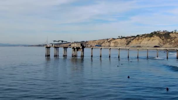 Vista Aérea Surfistas Disfrutando Olas Jolla Con Instituto Oceanografía Scripps — Vídeo de stock