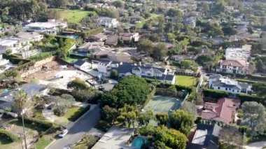 La Jolla, San Diego, Kaliforniya, ABD'nin kıyı şeridi ve kasabasının havadan görünümü. deniz sınırında vadi ve lüks villaüst görünümü.