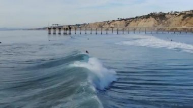 Arka planda oşinografi scripps iskele enstitüsü ile La Jolla dalgalar zevk sörfçü havadan görünümü, La Jolla, San Diego, Kaliforniya, ABD