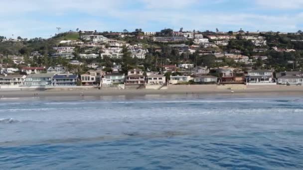 Vista Aérea Costa Jolla Con Bonitas Olas Pequeñas Hermosas Villas — Vídeos de Stock