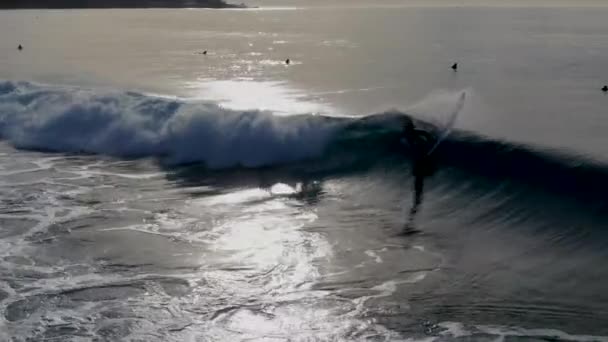 Vista Aérea Surfistas Esperando Remando Disfrutando Olas Antes Del Atardecer — Vídeo de stock