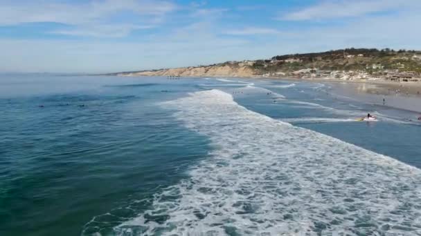 Vista Aérea Costa Jolla Con Gente Nadando Surfeando Disfrutando Pequeñas — Vídeos de Stock