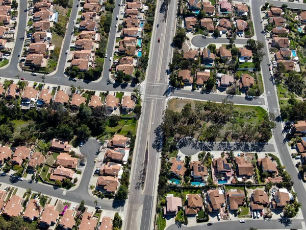 ブラックマウンテン サンディエゴ カリフォルニア州 アメリカ合衆国で隣り合う大きなヴィラを持つ航空トップビュー郊外の近所 住宅近代的な区画の豪華な家の航空写真 — ストック写真