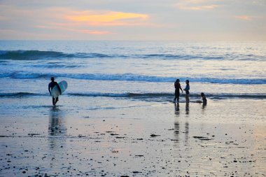 Sahilde genç çocuklar Huntington Beach, Kaliforniya'da gün batımından önce güzel yaz günü zevk. Abd 