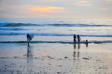 Sahilde genç çocuklar Huntington Beach, Kaliforniya'da gün batımından önce güzel yaz günü zevk. Abd 
