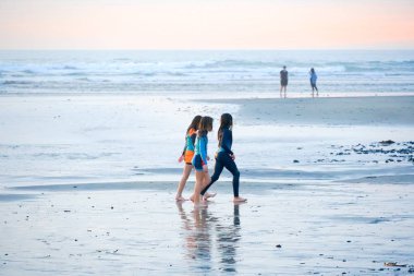 Sahilde genç çocuklar Huntington Beach, Kaliforniya'da gün batımından önce güzel yaz günü zevk. Abd 