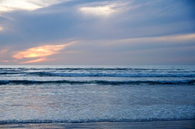 Plaj ve deniz üzerinde güzel renkli gün batımı. Güzel gökyüzü alacakaranlık zaman ve deniz yansıması. huzurlu bir an. San Elijo Eyalet Plajı, Encinitas, San Diego, Kaliforniya.