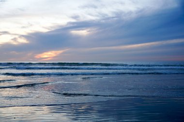 Plaj ve deniz üzerinde güzel renkli gün batımı. Güzel gökyüzü alacakaranlık zaman ve deniz yansıması. huzurlu bir an. San Elijo Eyalet Plajı, Encinitas, San Diego, Kaliforniya.