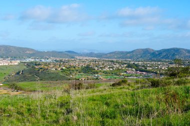 Carmel Vadisi'nin Kara Dağı'nın tepesinden, yan yana aynı villaların bulunduğu banliyö mahallesinden manzara. San Diego, Kaliforniya, Amerika Birleşik Devletleri. 