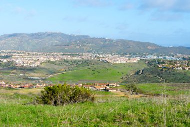 Carmel Vadisi'nin Kara Dağı'nın tepesinden, yan yana aynı villaların bulunduğu banliyö mahallesinden manzara. San Diego, Kaliforniya, Amerika Birleşik Devletleri. 