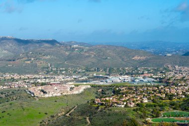 Carmel Vadisi'nin Kara Dağı'nın tepesinden, yan yana aynı villaların bulunduğu banliyö mahallesinden manzara. San Diego, Kaliforniya, Amerika Birleşik Devletleri. 