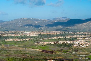 Carmel Vadisi'nin Kara Dağı'nın tepesinden, yan yana aynı villaların bulunduğu banliyö mahallesinden manzara. San Diego, Kaliforniya, Amerika Birleşik Devletleri. 