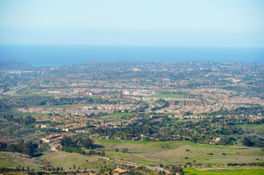 Carmel Vadisi'nin Kara Dağı'nın tepesinden, yan yana aynı villaların bulunduğu banliyö mahallesinden manzara. San Diego, Kaliforniya, Amerika Birleşik Devletleri. 