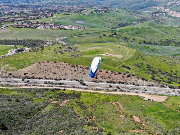 Parapente Sobre Las Cimas Las Montañas Verano Día Soleado Parapente —  Fotos de Stock