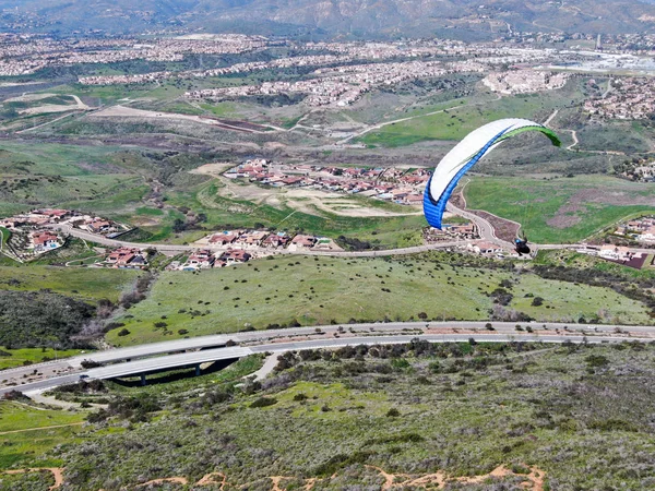 Parapente Sobre Las Cimas Las Montañas Verano Día Soleado Parapente —  Fotos de Stock