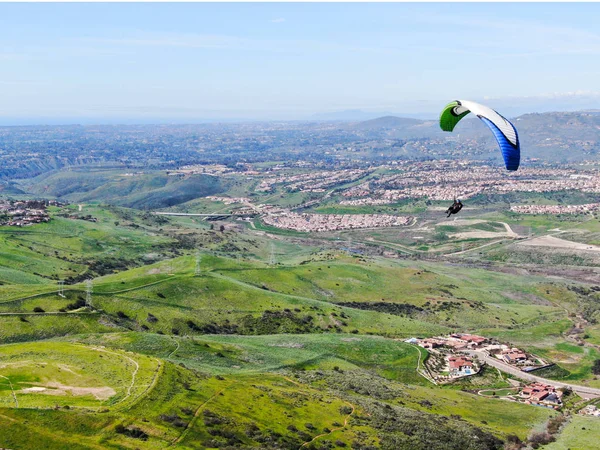 Parapente Sobre Las Cimas Las Montañas Verano Día Soleado Parapente —  Fotos de Stock