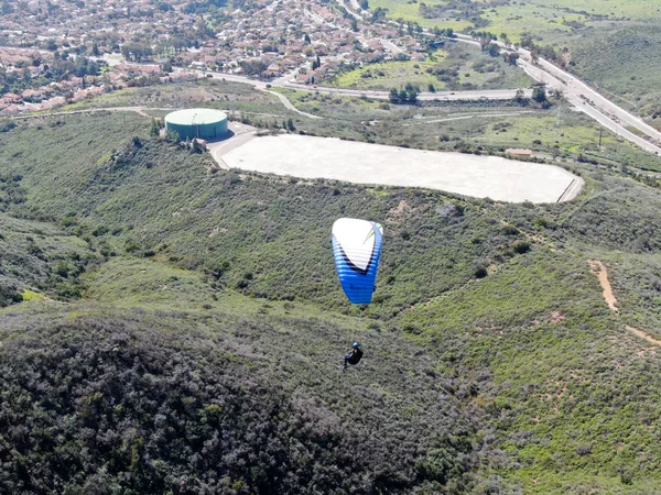 Parapente Sobre Las Cimas Las Montañas Verano Día Soleado Parapente —  Fotos de Stock