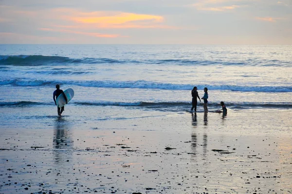 Sahilde Genç Çocuklar Huntington Beach Kaliforniya Gün Batımından Önce Güzel — Stok fotoğraf