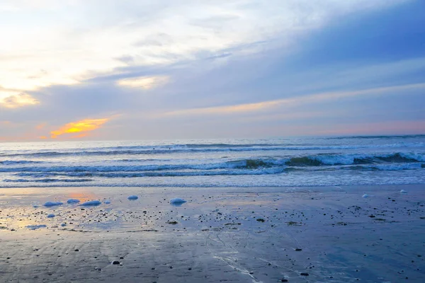 Hermoso Atardecer Colorido Sobre Playa Mar Hermoso Cielo Crepúsculo Tiempo — Foto de Stock