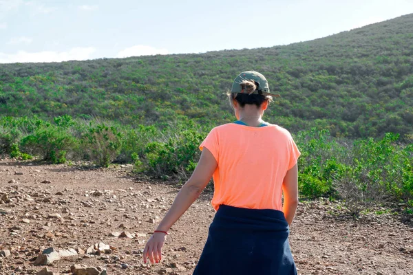 Joven Excursionista Deportiva Escalando Montaña Negra San Diego California Mujer — Foto de Stock