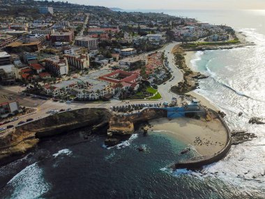 La Jolla Koyu'nun havadan görünümü, küçük pitoresk koy ve kayalıklarla çevrili plaj, San Diego, Kaliforniya. Korumalı deniz rezervi, şnorkelve yüzücüler ile popüler. Seyahat hedefi.