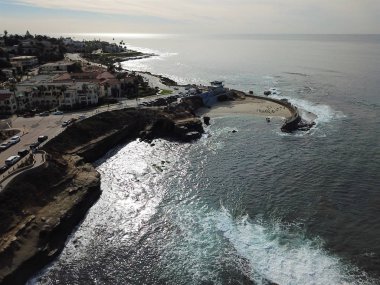 La Jolla Koyu'nun havadan görünümü, küçük pitoresk koy ve kayalıklarla çevrili plaj, San Diego, Kaliforniya. Korumalı deniz rezervi, şnorkelve yüzücüler ile popüler. Seyahat hedefi.
