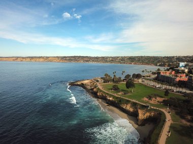 La Jolla Koyu'nun havadan görünümü, küçük pitoresk koy ve kayalıklarla çevrili plaj, San Diego, Kaliforniya. Korumalı deniz rezervi, şnorkelve yüzücüler ile popüler. Seyahat hedefi.