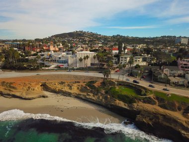 La Jolla Koyu'nun havadan görünümü, küçük pitoresk koy ve kayalıklarla çevrili plaj, San Diego, Kaliforniya. Korumalı deniz rezervi, şnorkelve yüzücüler ile popüler. Seyahat hedefi.