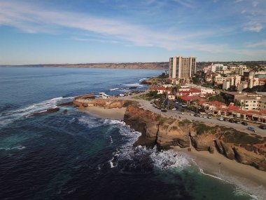 La Jolla Koyu'nun havadan görünümü, küçük pitoresk koy ve kayalıklarla çevrili plaj, San Diego, Kaliforniya. Korumalı deniz rezervi, şnorkelve yüzücüler ile popüler. Seyahat hedefi.