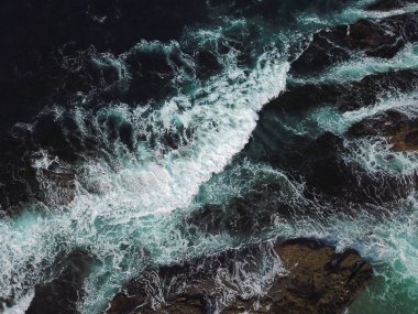 Küçük dalga ve kayalar ile renkli okyanus havadan üst görünümü. Kaliforniya, La Jolla Koyu, San Diego, Amerika Birleşik Devletleri