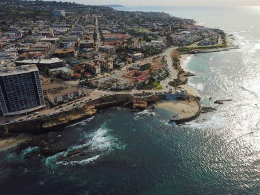 La Jolla Koyu'nun havadan görünümü, küçük pitoresk koy ve kayalıklarla çevrili plaj, San Diego, Kaliforniya. Korumalı deniz rezervi, şnorkelve yüzücüler ile popüler. Seyahat hedefi.