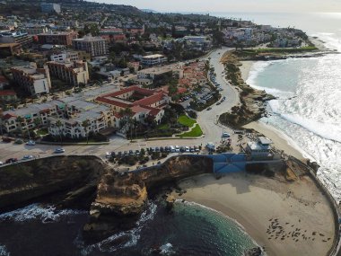 La Jolla Koyu, San Diego, California, Beach & blue sea'nin küçük dalgalarla havadan görünümü. Pasifik boyunca kıvrımlı kıyı şeridinin tepelik sahil.
