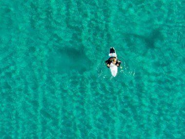 La Jolla, San Diego, California, Abd'de güzel mavi suda bekleyen, kürek çeken ve dalgaların tadını çıkaran sörfçülerin havadan görünümü