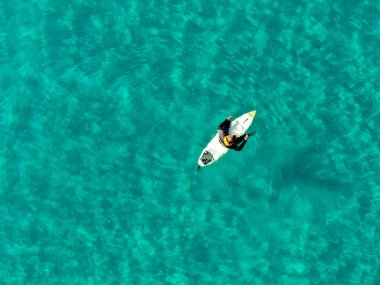 La Jolla, San Diego, California, Abd'de güzel mavi suda bekleyen, kürek çeken ve dalgaların tadını çıkaran sörfçülerin havadan görünümü
