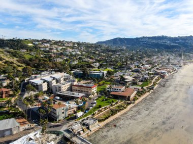 Güzel küçük dalgalar, arka planda güzel villalar ve güneşin tadını turist ile La Jolla kıyı şeridihavadan görünümü. La Jolla, San Diego, Kaliforniya, Amerika. Pasifik Okyanusu ile Plaj.