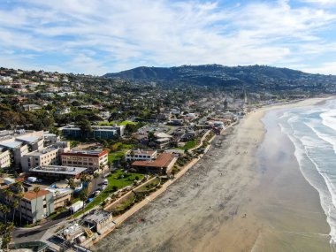 Güzel küçük dalgalar, arka planda güzel villalar ve güneşin tadını turist ile La Jolla kıyı şeridihavadan görünümü. La Jolla, San Diego, Kaliforniya, Amerika. Pasifik Okyanusu ile Plaj.