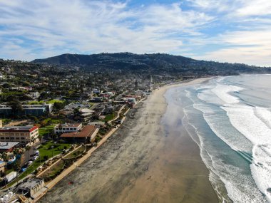 Güzel küçük dalgalar, arka planda güzel villalar ve güneşin tadını turist ile La Jolla kıyı şeridihavadan görünümü. La Jolla, San Diego, Kaliforniya, Amerika. Pasifik Okyanusu ile Plaj.