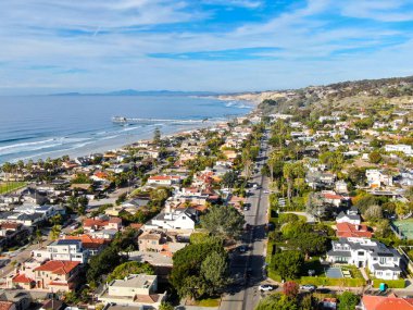Güzel küçük dalgalar, arka planda güzel villalar ve güneşin tadını turist ile La Jolla kıyı şeridihavadan görünümü. La Jolla, San Diego, Kaliforniya, Amerika. Pasifik Okyanusu ile Plaj.