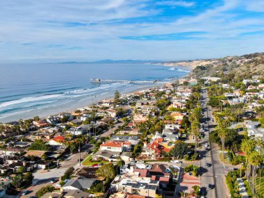 Güzel küçük dalgalar ve büyük villalar ile La Jolla kıyı şeridihavadan görünümü. La Jolla, San Diego, Kaliforniya, Amerika. Pasifik Okyanusu ile Plaj