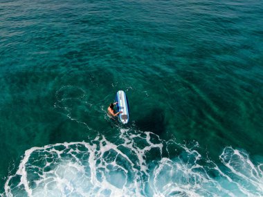 La Jolla, San Diego, California, Abd'de güzel mavi suda bekleyen, kürek çeken ve dalgaların tadını çıkaran sörfçülerin havadan görünümü. 