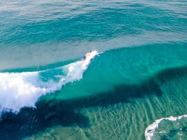 La Jolla, San Diego, California, Abd'de güzel mavi suda bekleyen, kürek çeken ve dalgaların tadını çıkaran sörfçülerin havadan görünümü. 