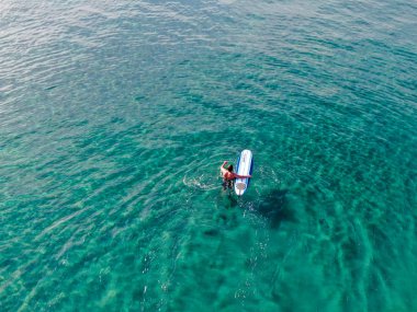 La Jolla, San Diego, California, Abd'de güzel mavi suda bekleyen, kürek çeken ve dalgaların tadını çıkaran sörfçülerin havadan görünümü. 