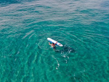 La Jolla, San Diego, California, Abd'de güzel mavi suda bekleyen, kürek çeken ve dalgaların tadını çıkaran sörfçülerin havadan görünümü. 