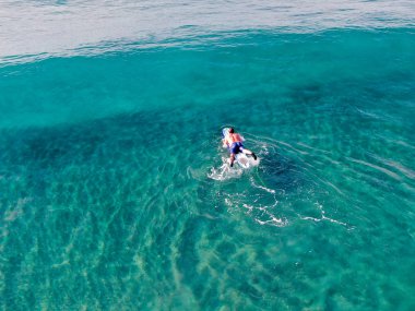 La Jolla, San Diego, California, Abd'de güzel mavi suda bekleyen, kürek çeken ve dalgaların tadını çıkaran sörfçülerin havadan görünümü. 