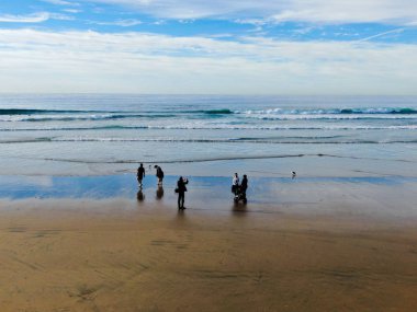 Turist ve sahilde aileler Huntington Beach, California güzel yaz günü zevk. Abd